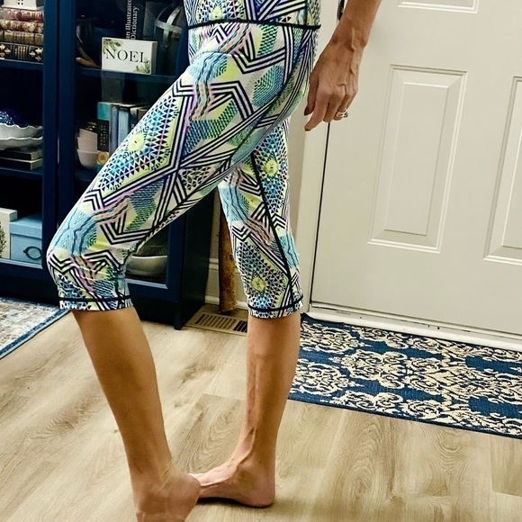 Victoria’s Secret Sport, Cropped Neon Geometric Design Tights - Picture 10 of 13